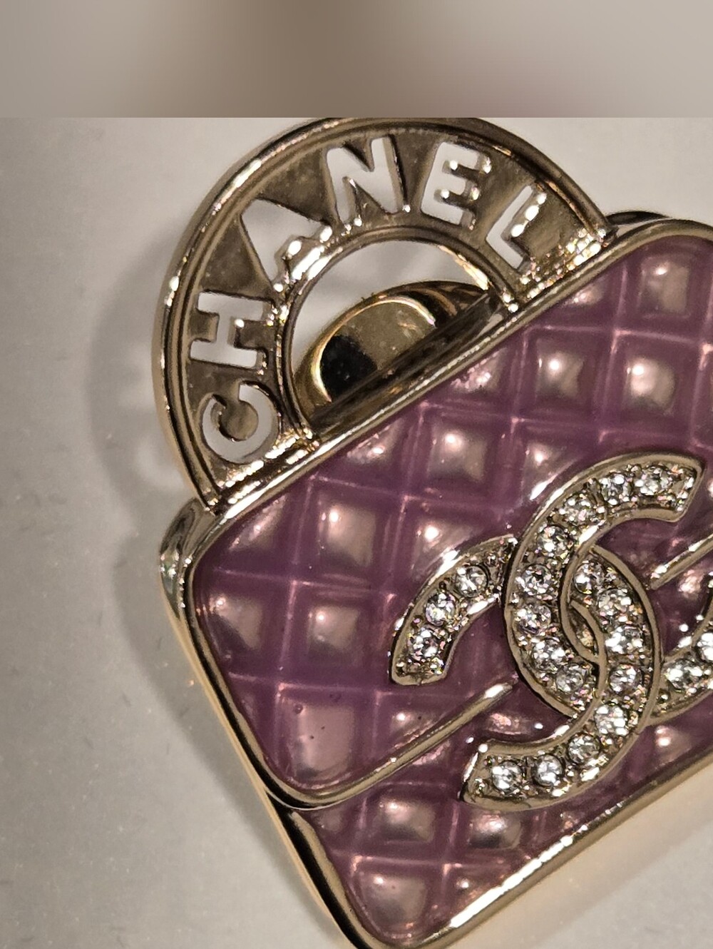 #134 - CHANEL Metal Strass Pin Brooch ABD441, pink bag with rhinestones - Picture 6 of 12